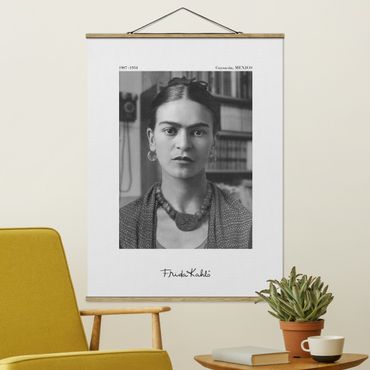 Fabric print with poster hangers - Frida Kahlo Photograph Portrait In The House - Portrait format 3:4