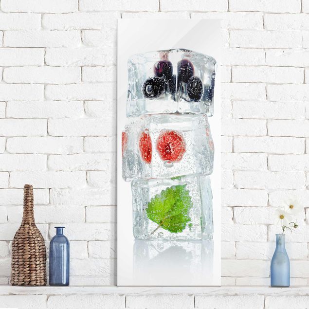 Glas Magnetboard Raspberry lemon balm and blueberries in ice cube