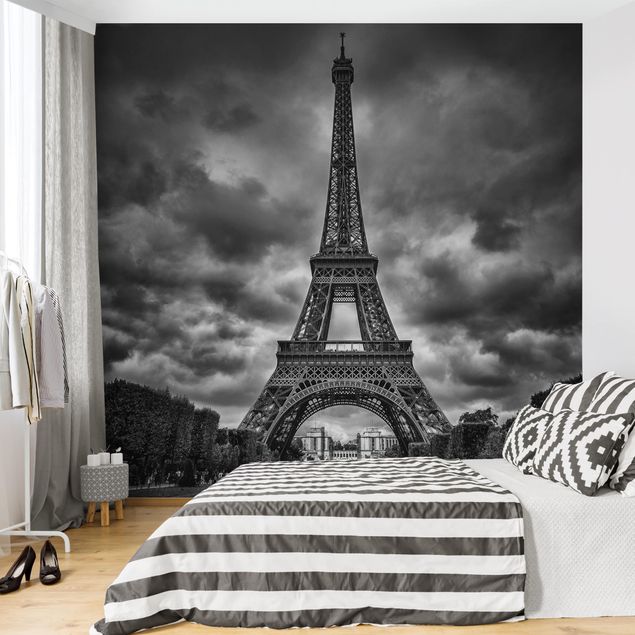 Wallpaper - Eiffel Tower In Front Of Clouds In Black And White