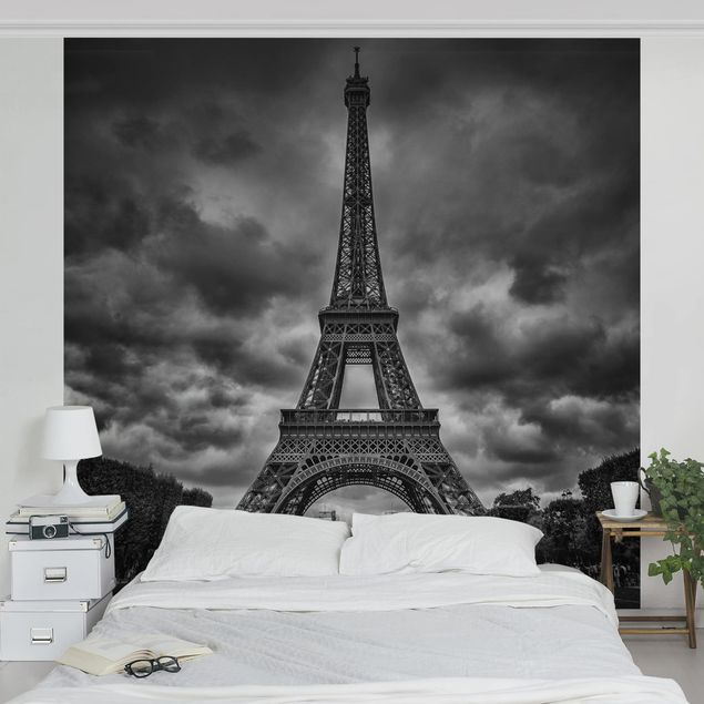 Wallpaper - Eiffel Tower In Front Of Clouds In Black And White