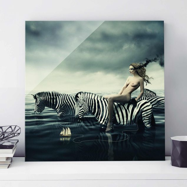 Glas Magnetboard Woman Posing With Zebras