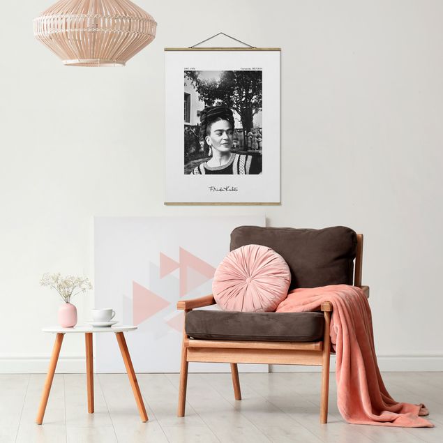Fabric print with poster hangers - Frida Kahlo Photograph Portrait In The Garden - Portrait format 3:4