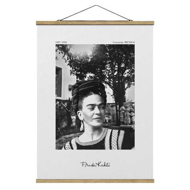 Fabric print with poster hangers - Frida Kahlo Photograph Portrait In The Garden - Portrait format 3:4