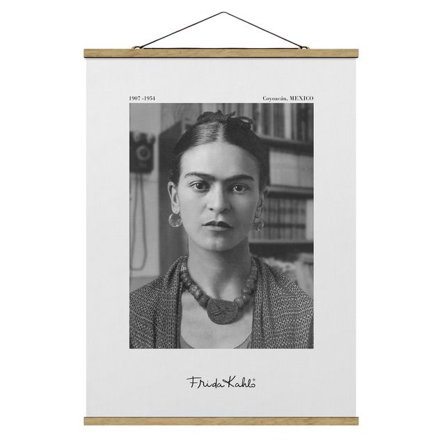 Fabric print with poster hangers - Frida Kahlo Photograph Portrait In The House - Portrait format 3:4