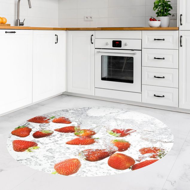 Modern rugs Fresh Strawberries In Water